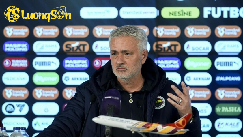 Mourinho từng nhiều lần lên tiếng khẳng định Fenerbahce bị đối xử bất công tại giải đấu Mourinho từng nhiều lần lên tiếng khẳng định Fenerbahce bị đối xử bất công tại giải đấu